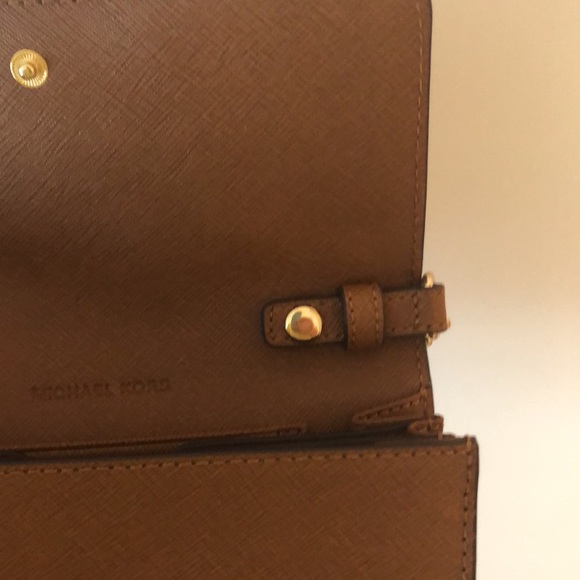 Michael Kors Leather Crossbody w/removable strap - Picture 3 of 5